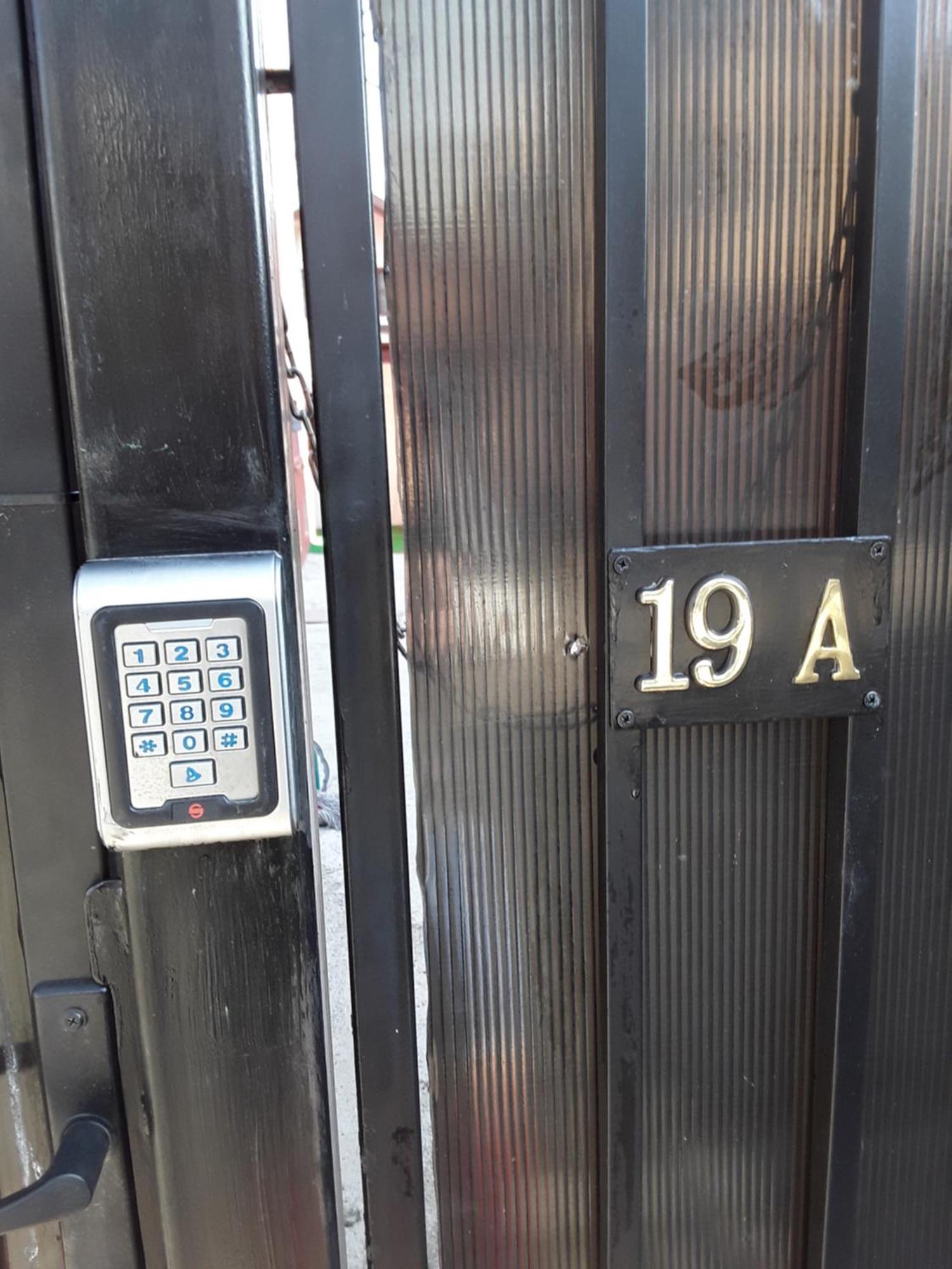 Aura'S West Accommodation Private Parking In Front Yard Bucarest Exterior foto