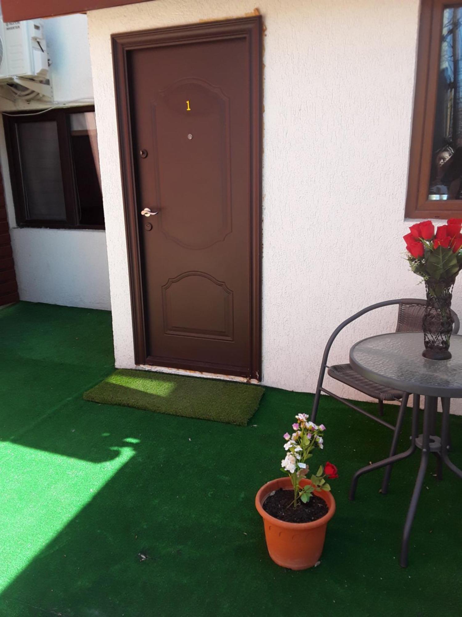 Aura'S West Accommodation Private Parking In Front Yard Bucarest Exterior foto