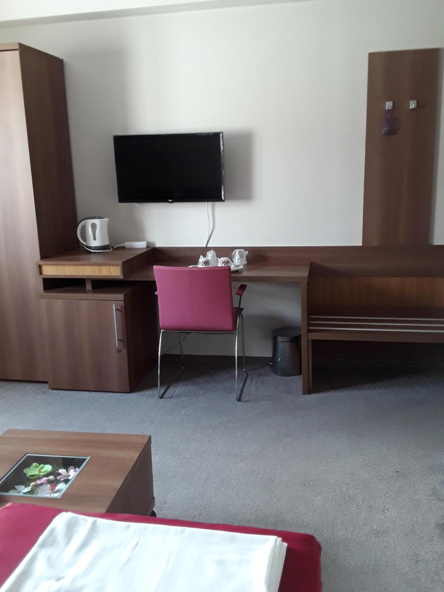 Aura'S West Accommodation Private Parking In Front Yard Bucarest Exterior foto