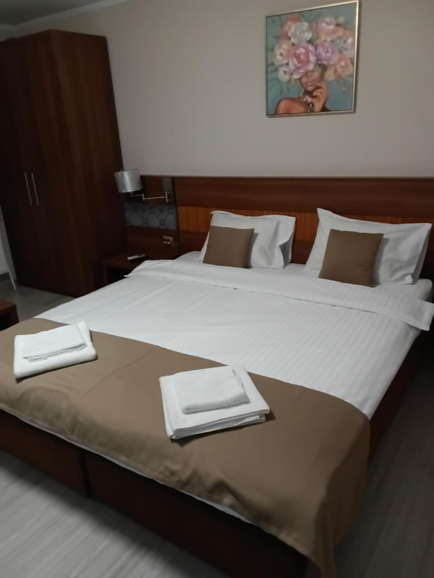 Aura'S West Accommodation Private Parking In Front Yard Bucarest Exterior foto